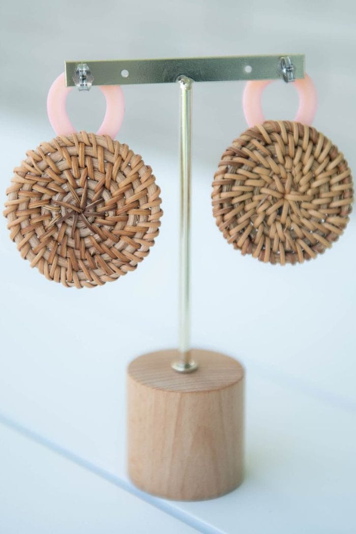 Raffia and resin color earring
